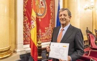 El alcalde, Luis Partida, con el galardón de la FEMP recibido en el Senado.