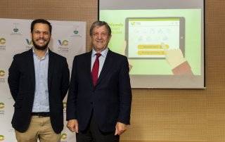 El concejal de Nuevas Tecnologías, José Luis López Serrano, y el alcalde, Luis Partida, durante el acto de presentación de la nueva página web.