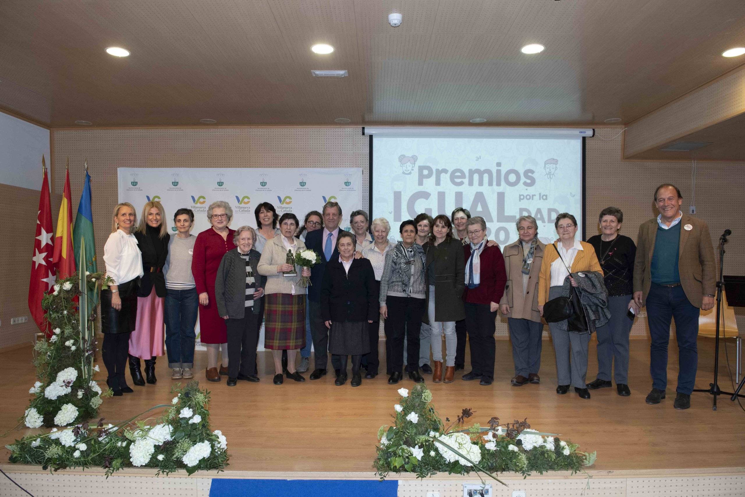 Foto de familia de autoridades locales, junto a docentes y antiguas alumnas Escolapias.