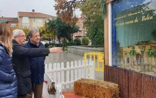 El experto belenista Luis Bernárdez explicando al alcalde los detalles del belén.