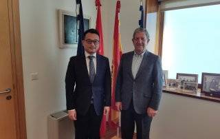 El alcalde, Luis Partida, junto al director de la Unidad de Negocio de Huawei en España, Aries Li.