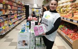 Una de las voluntarias de la campaña solidaria de recogida de leche en uno de los supermercados.