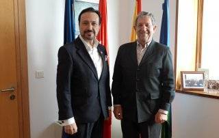 El alcalde, Luis Partida, junto al director general de Política Digital de la CM, Alberto Retana.