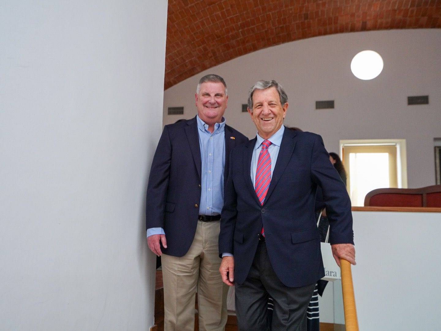 Los alcaldes Luis Partida y Michael Davitt en el Salón Abovedado.