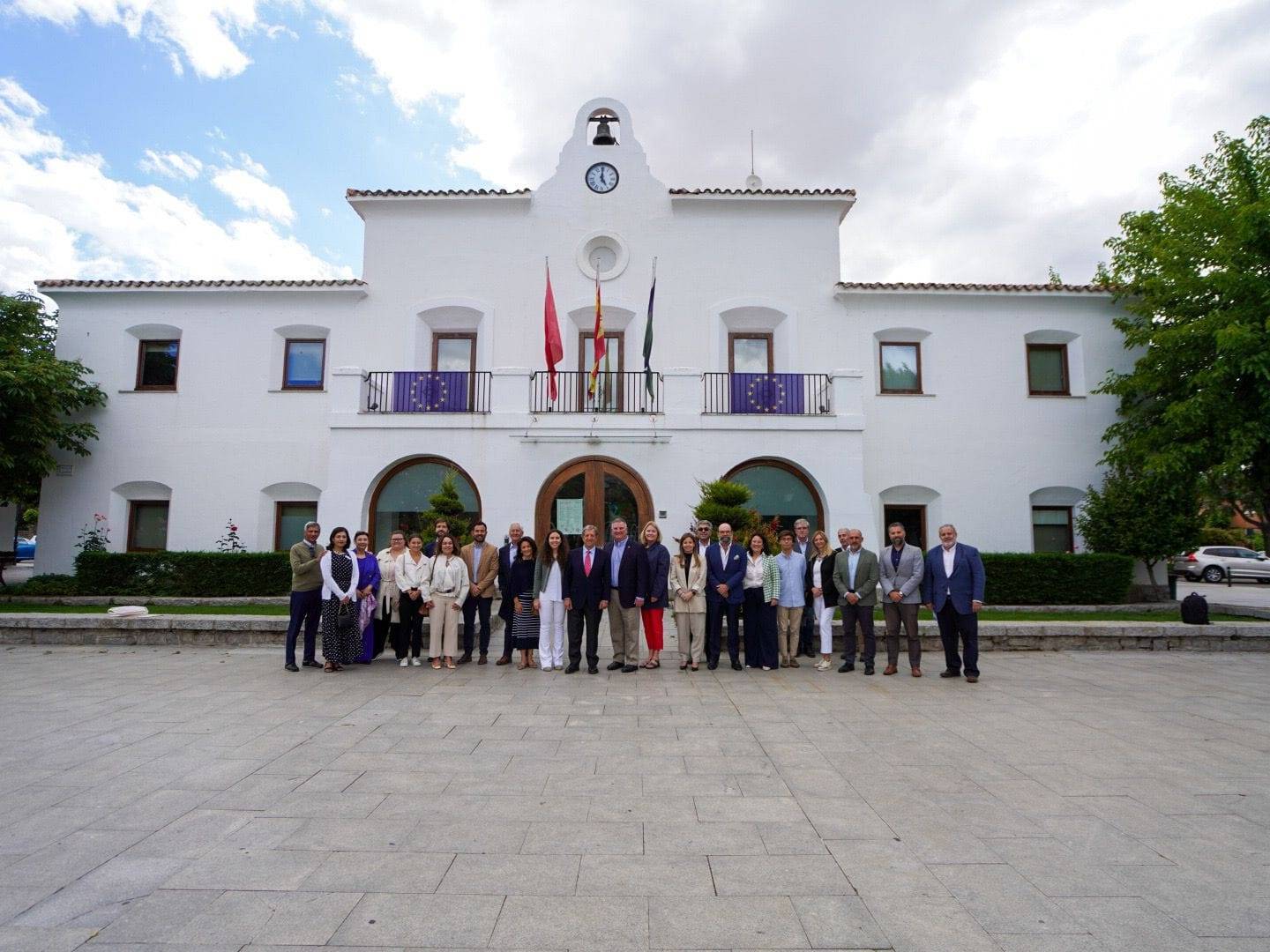 Foto de familia de la delegación de LCF, autoridades locales y miembros de la ACH posando junto al antiguo Ayuntamiento.