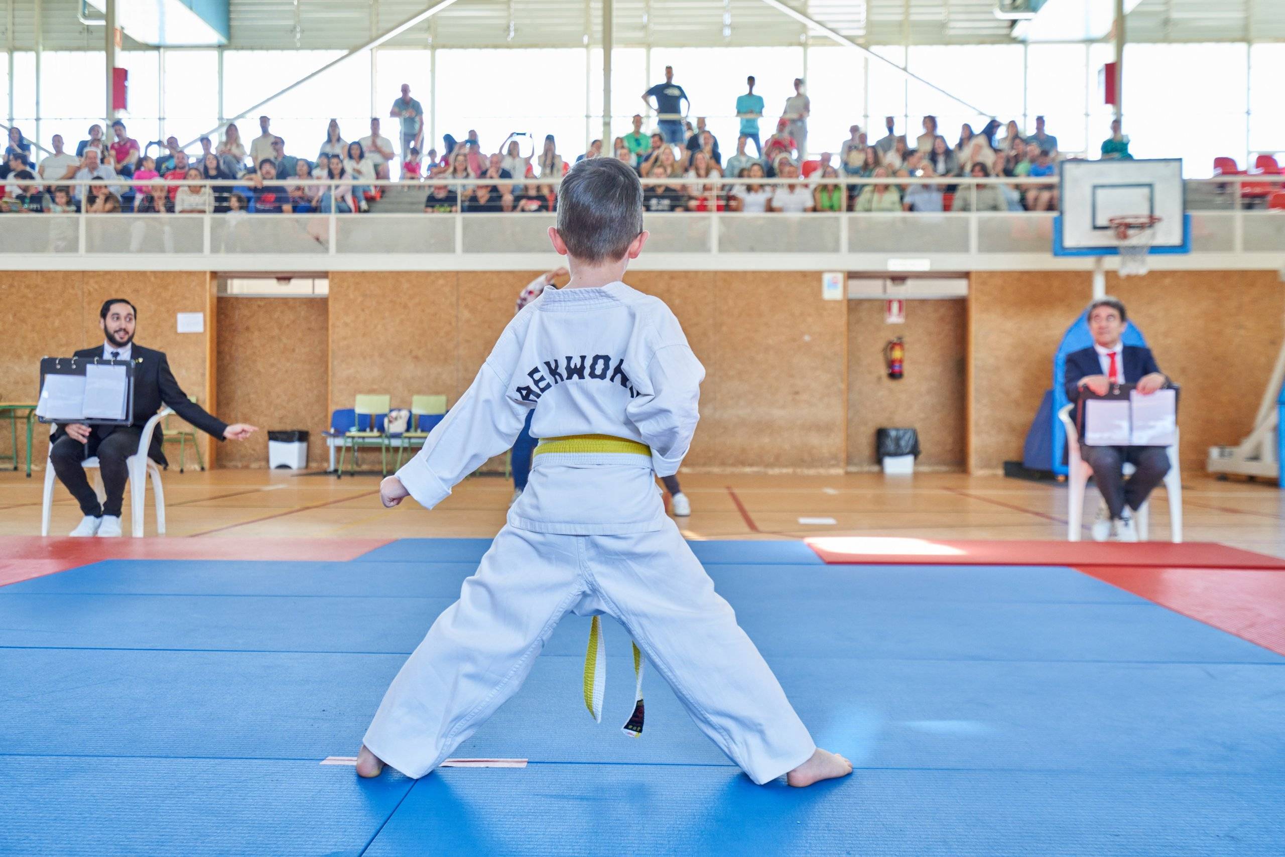 Niño participante en el Campeonato de Taekwondo durante la prueba.