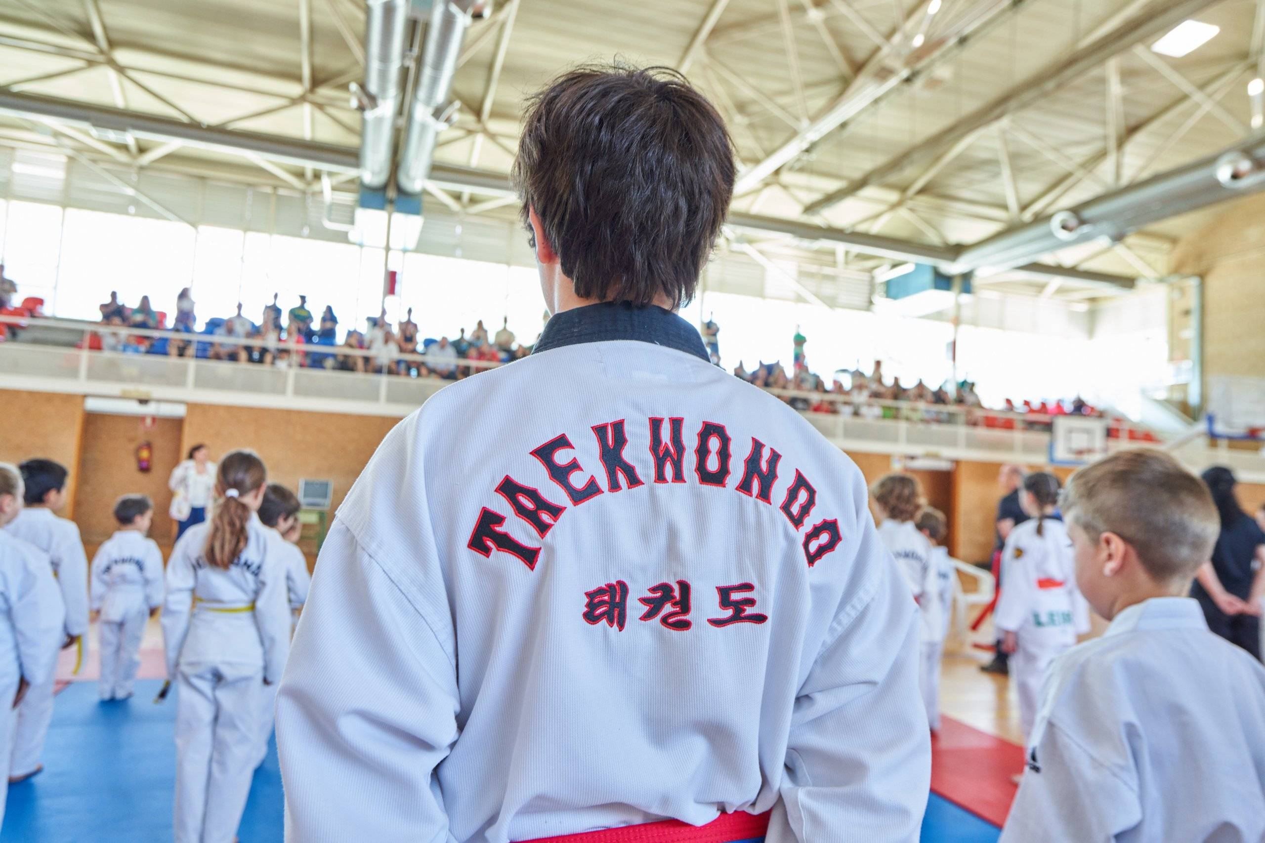 Participantes en el Campeonato de Taekwondo mirando al graderío durante la prueba.