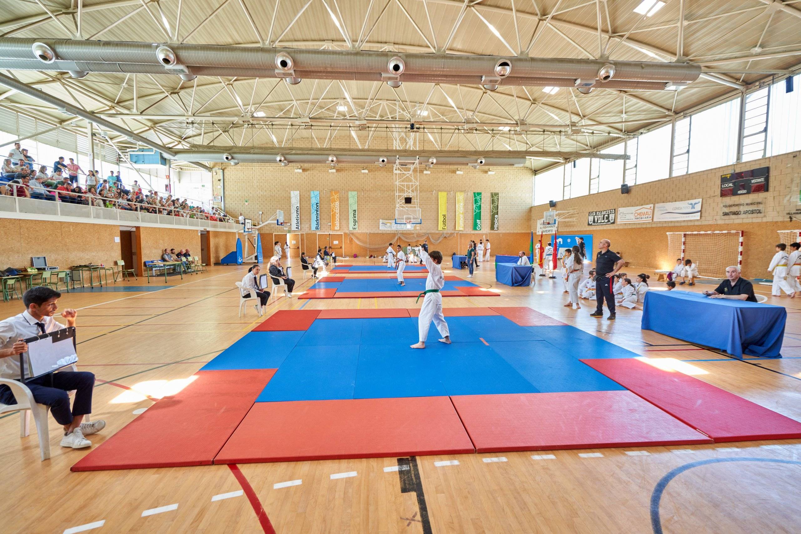 Participantes del Campeonato de taekwondo compitiendo.