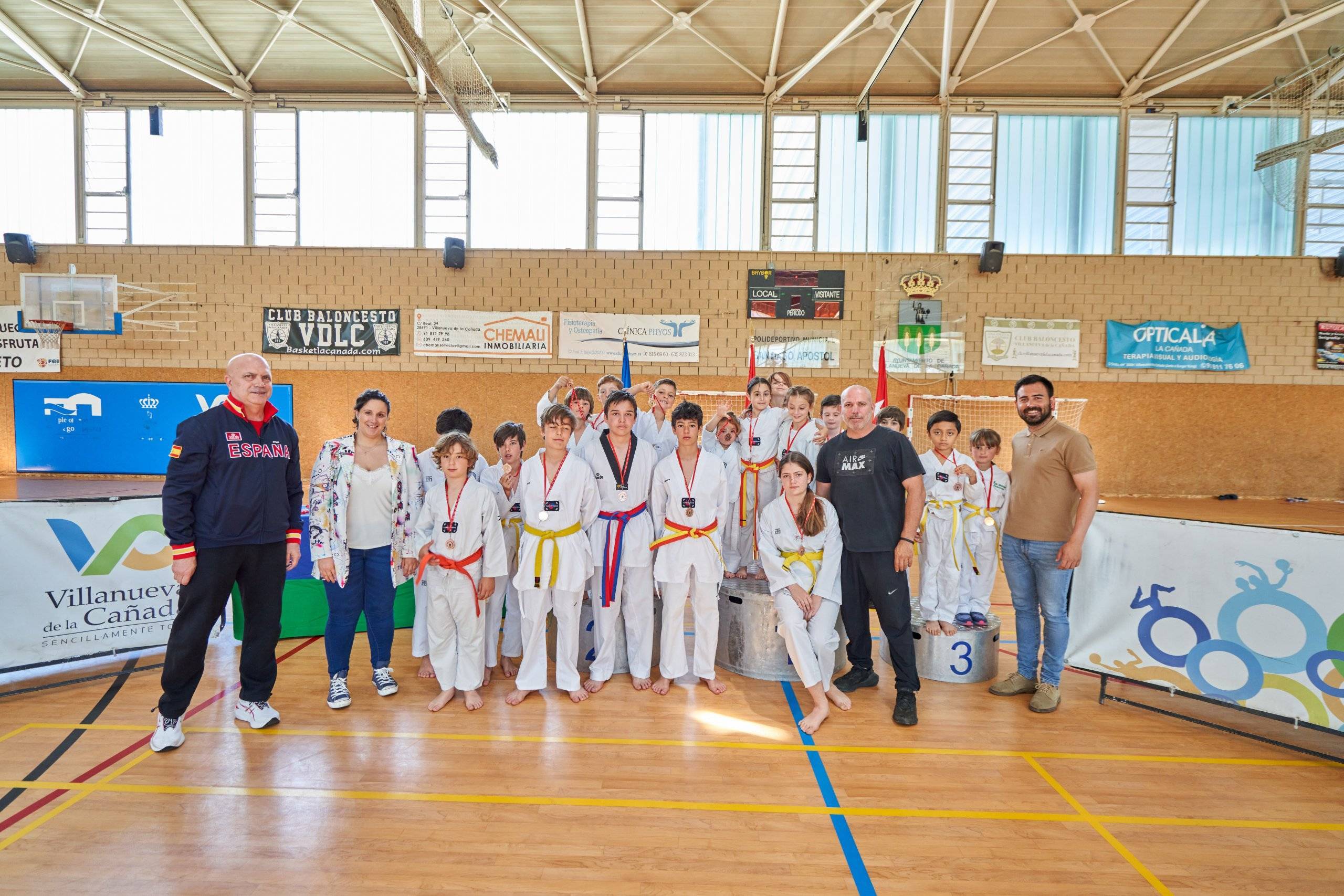 El concejal de Deportes, junto a los participantes del club de Taekwondo de Villanueva de la Cañada.