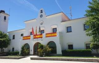 Imagen de la fachada del antiguo Ayuntamiento con la bandera de España.