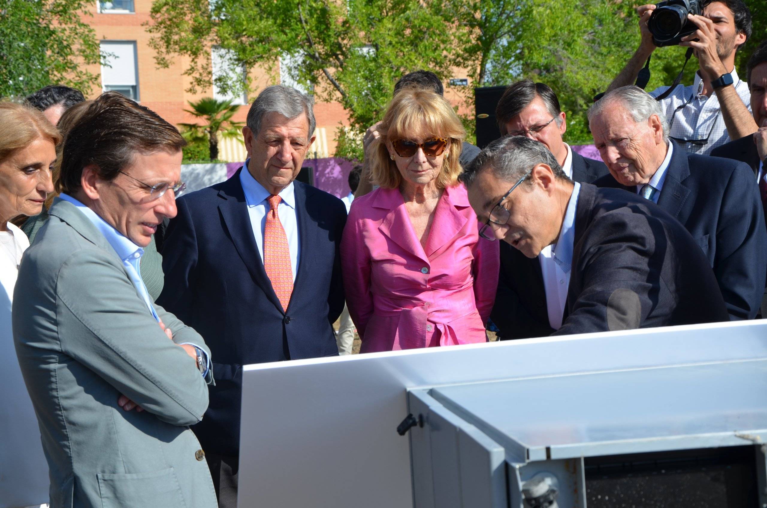 El alcalde junto a distintas autoridades en el acto de la Fundación Jardines de España.