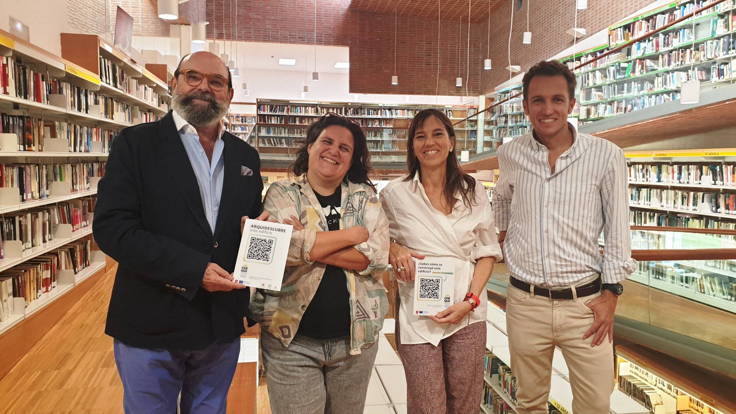 El concejal de Cultura y el jefe de Servicio de Infraestructuras y edificación con dos responsables de Chiquitectos en la Biblioteca Municipal.