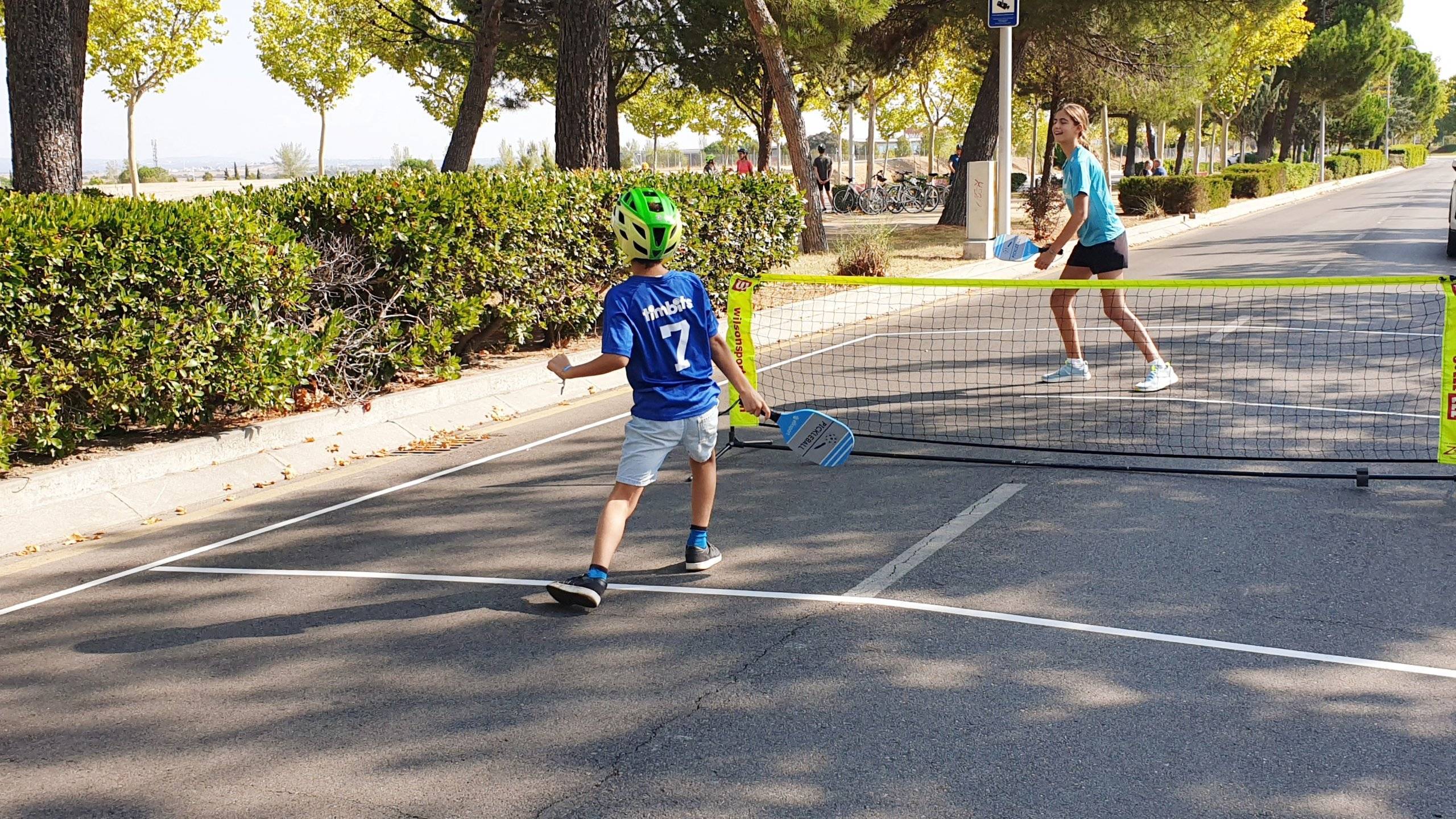 Dos niños jugando al pickleball.