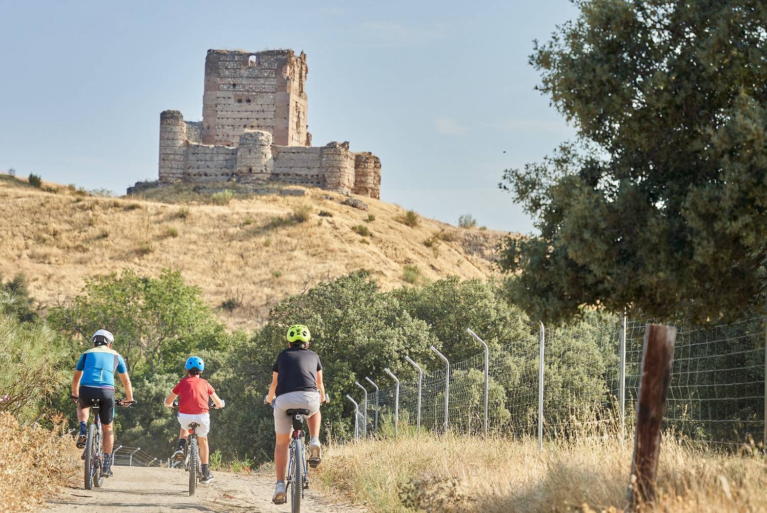 Participantes de la Fiesta de la Bicicleta circulando hacia el castillo de Aulencia.