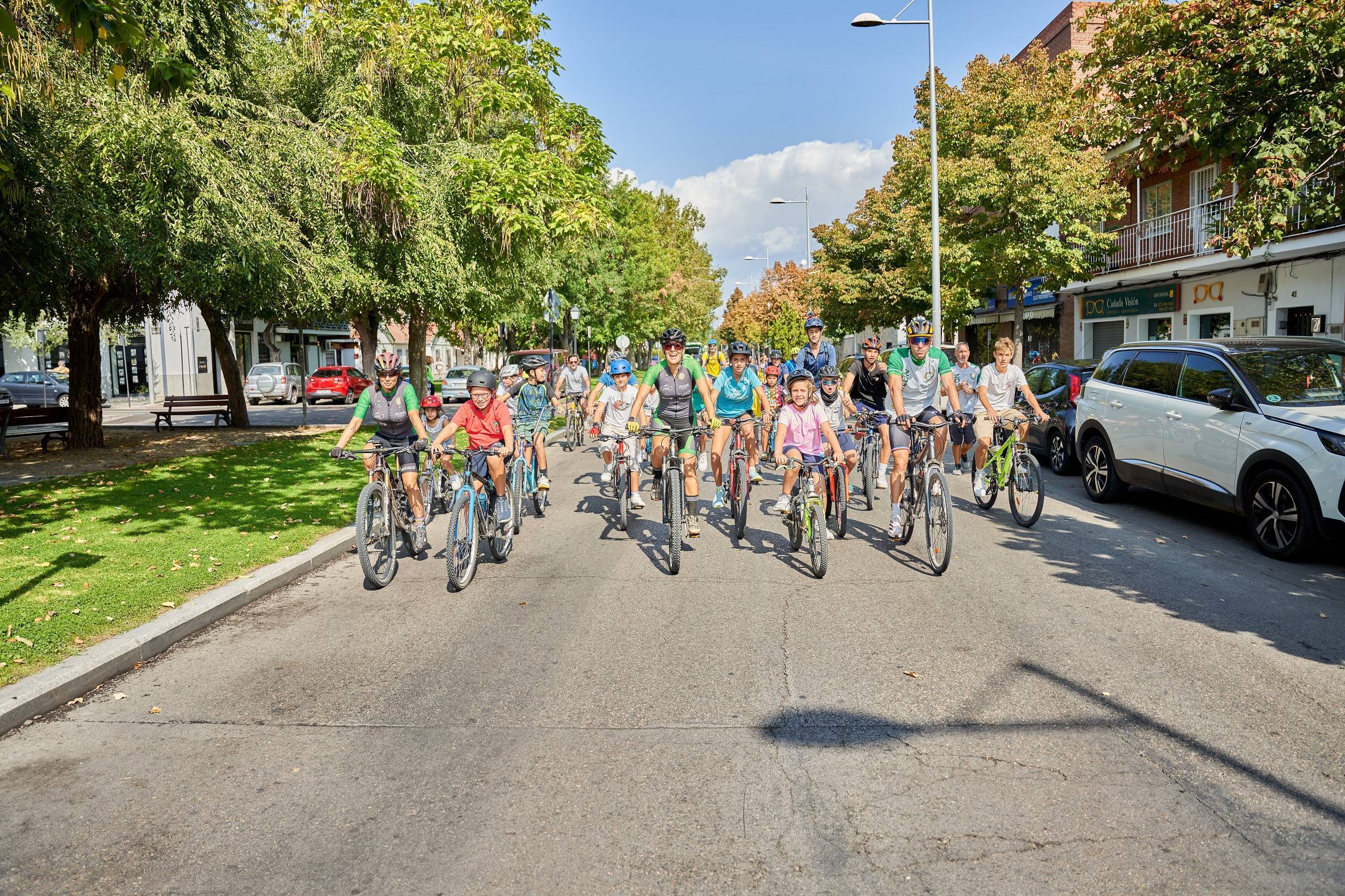 Participantes en el paseo urbano.