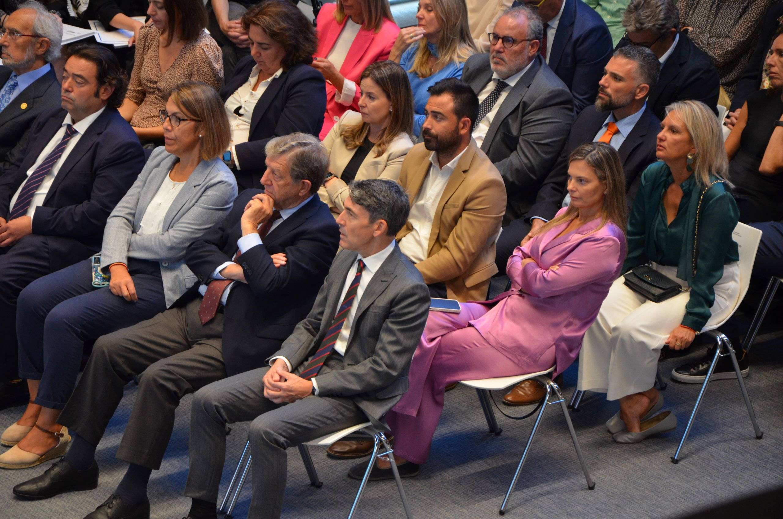 El alcalde y concejales en el acto de apertura del curso académico en la UAX.