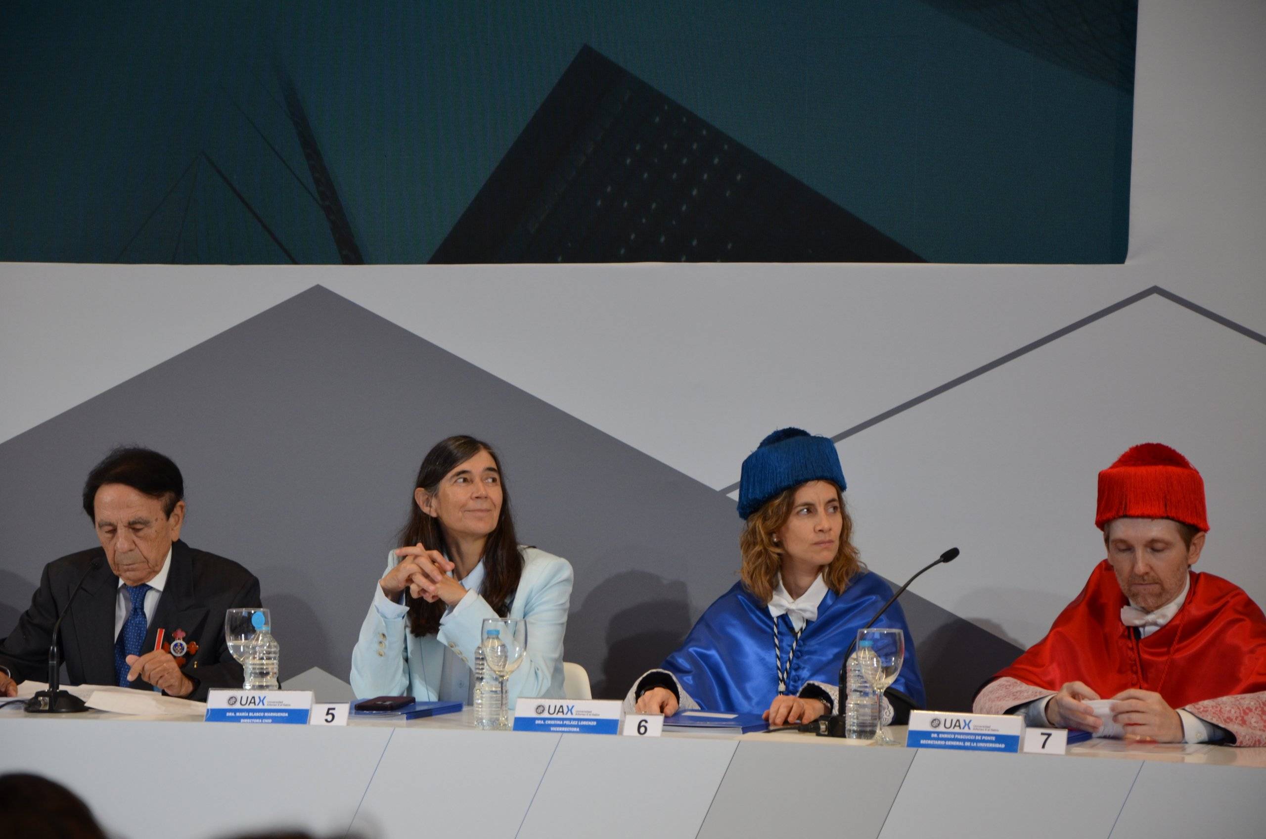 Presidente de la UAX, Jesús Núñez, la bióloga María Blasco y autoridades de la UAX durante el acto de apertura de curso.