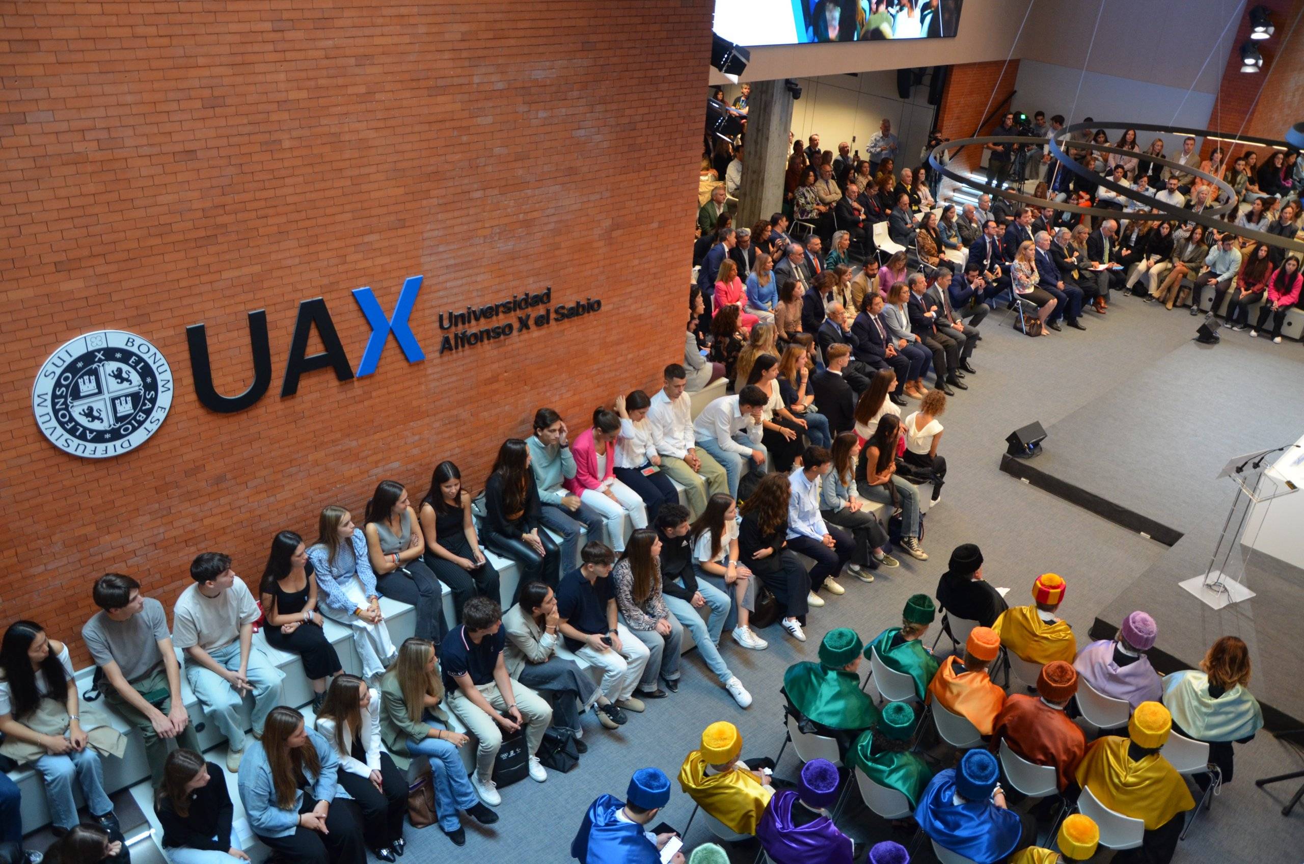 Asistentes al acto de apertura de curso académico en la UAX.