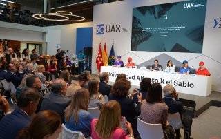 Mesa de autoridades y público durante el acto de apertura del curso 2024-2025 en la UAX.