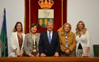 Foto de familia de la firma de convenio con Cruz Roja.