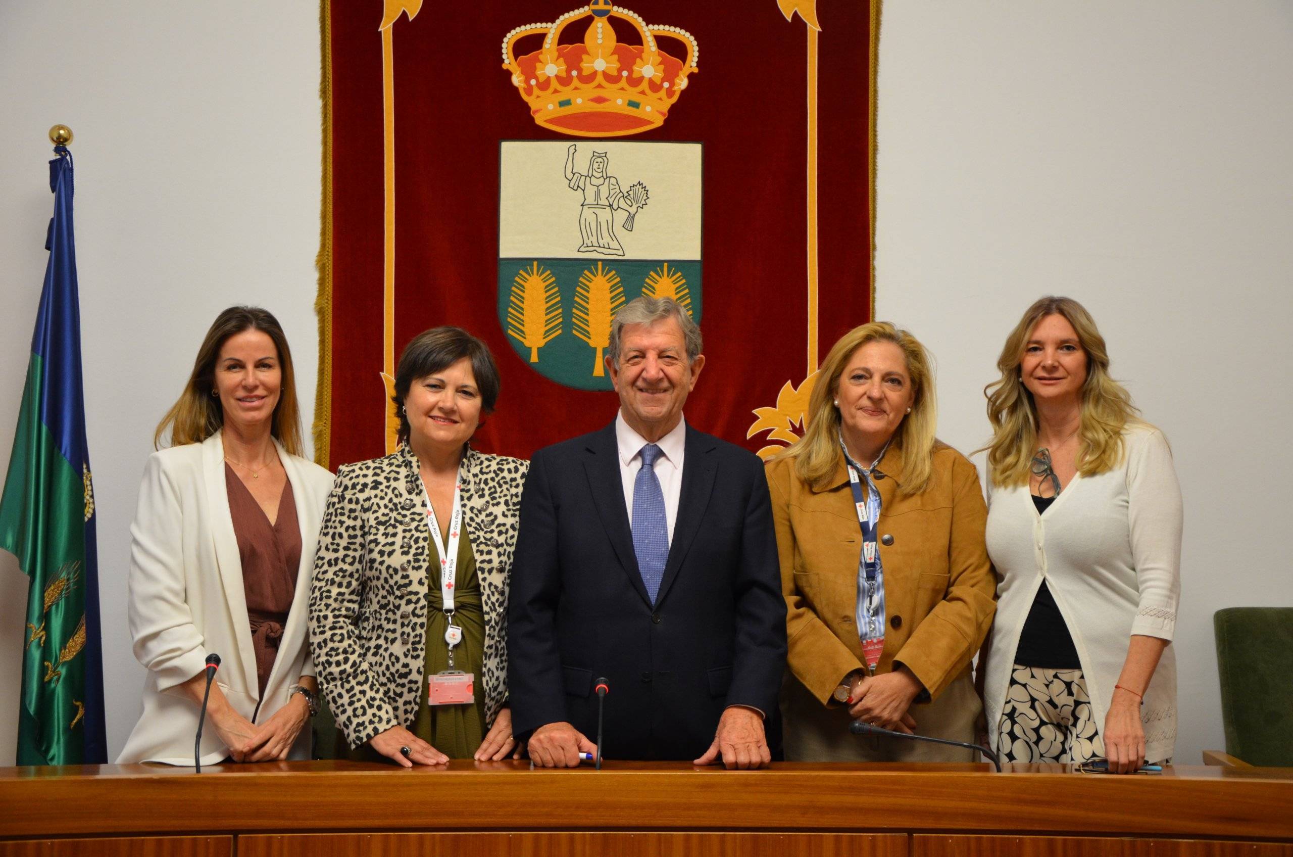 Foto de familia de la firma de convenio con Cruz Roja.