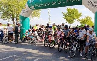 El alcalde da la salida a uno de los paseos de la Fiesta de la Bicicleta.