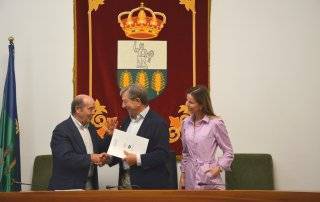 El alcalde y la concejala de Mayores junto al presidente de la Asociación de Mayores.