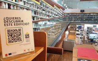 Biblioteca Municipal y cartel con el código QR con información del edificio.