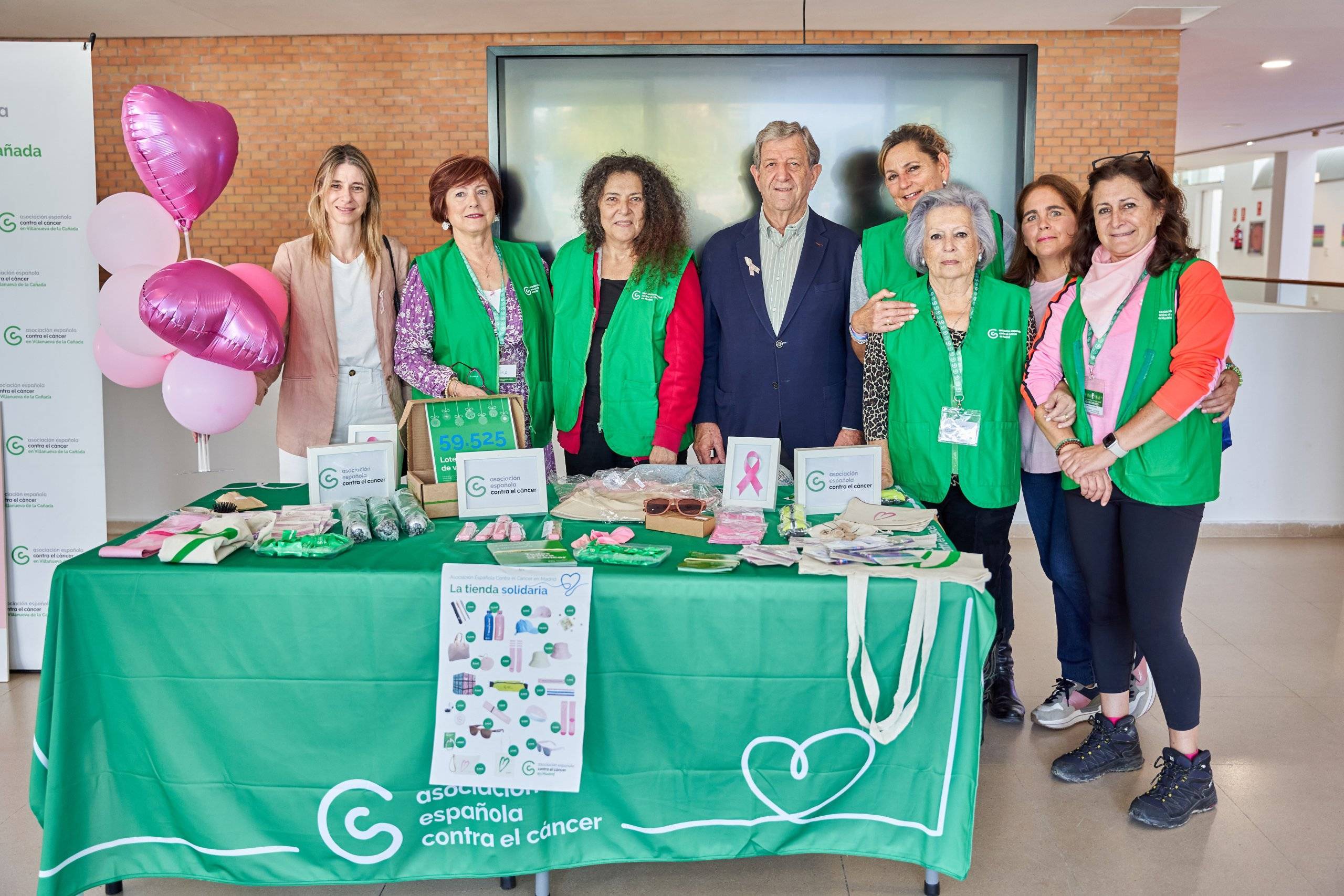 El alcalde junto a las responsables y voluntarias de la aecc.