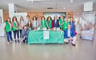 Foto de familia del alcalde y concejales con los responsables y voluntarios de la aecc.