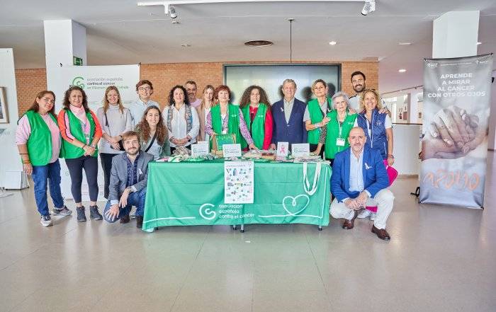 Foto de familia del alcalde y concejales con los responsables y voluntarios de la aecc.