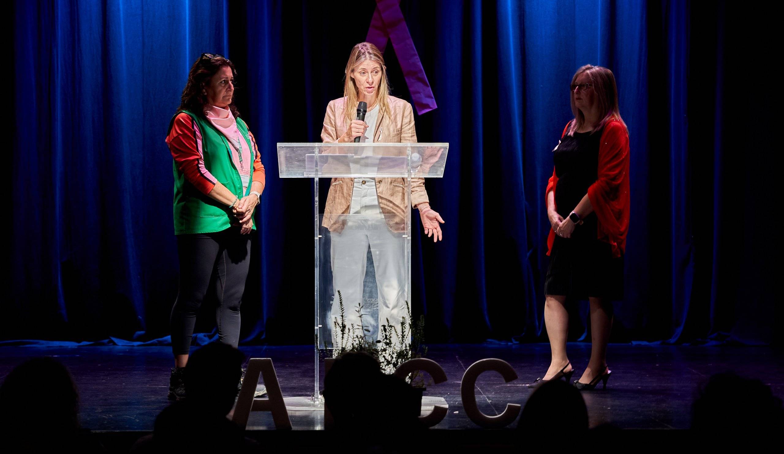 La coordinadora de la aecc en Madrid, María Maldonado, durante su intervención durante la gala benéfica.