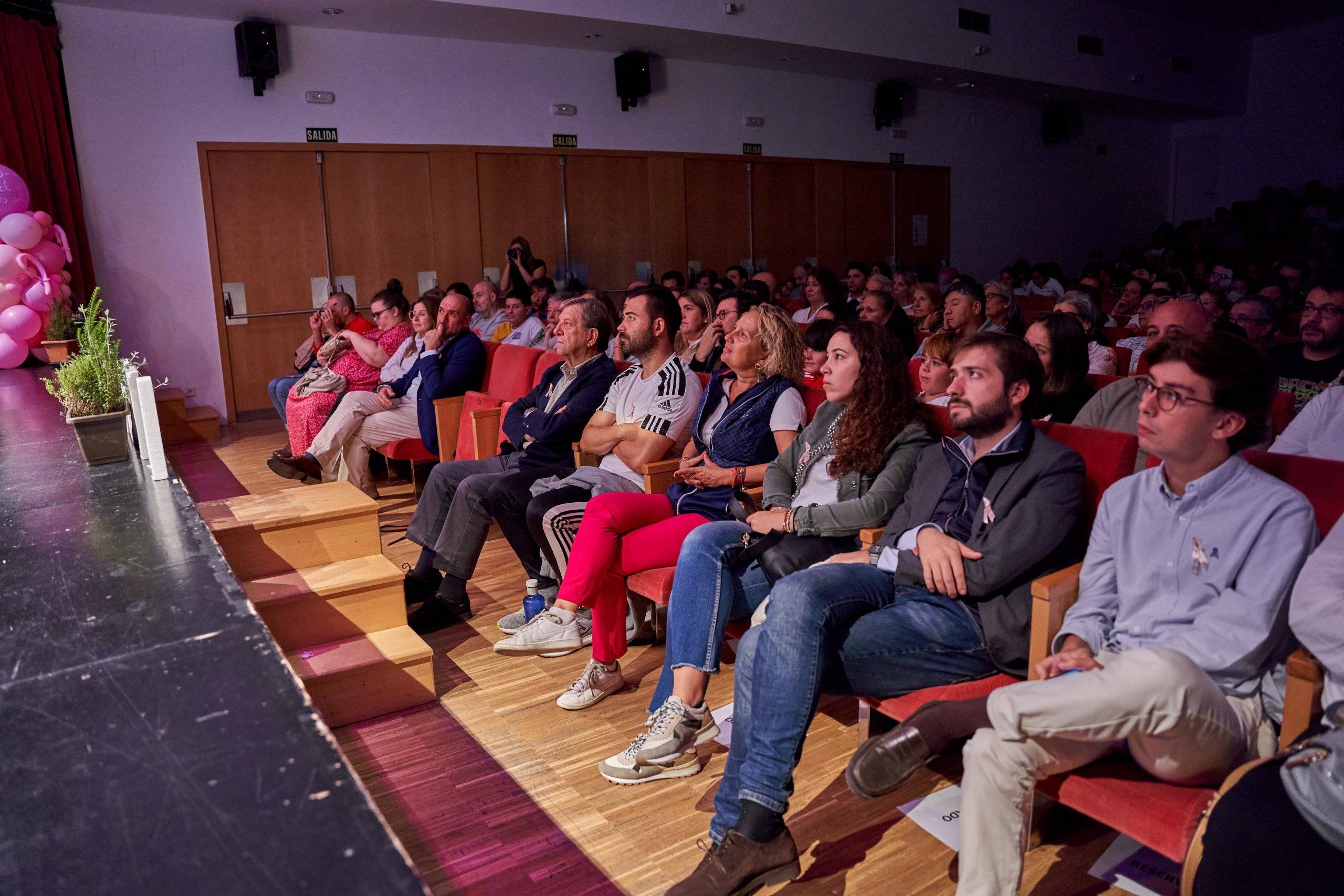 El alcalde y concejales entre el público asistente a la gala.