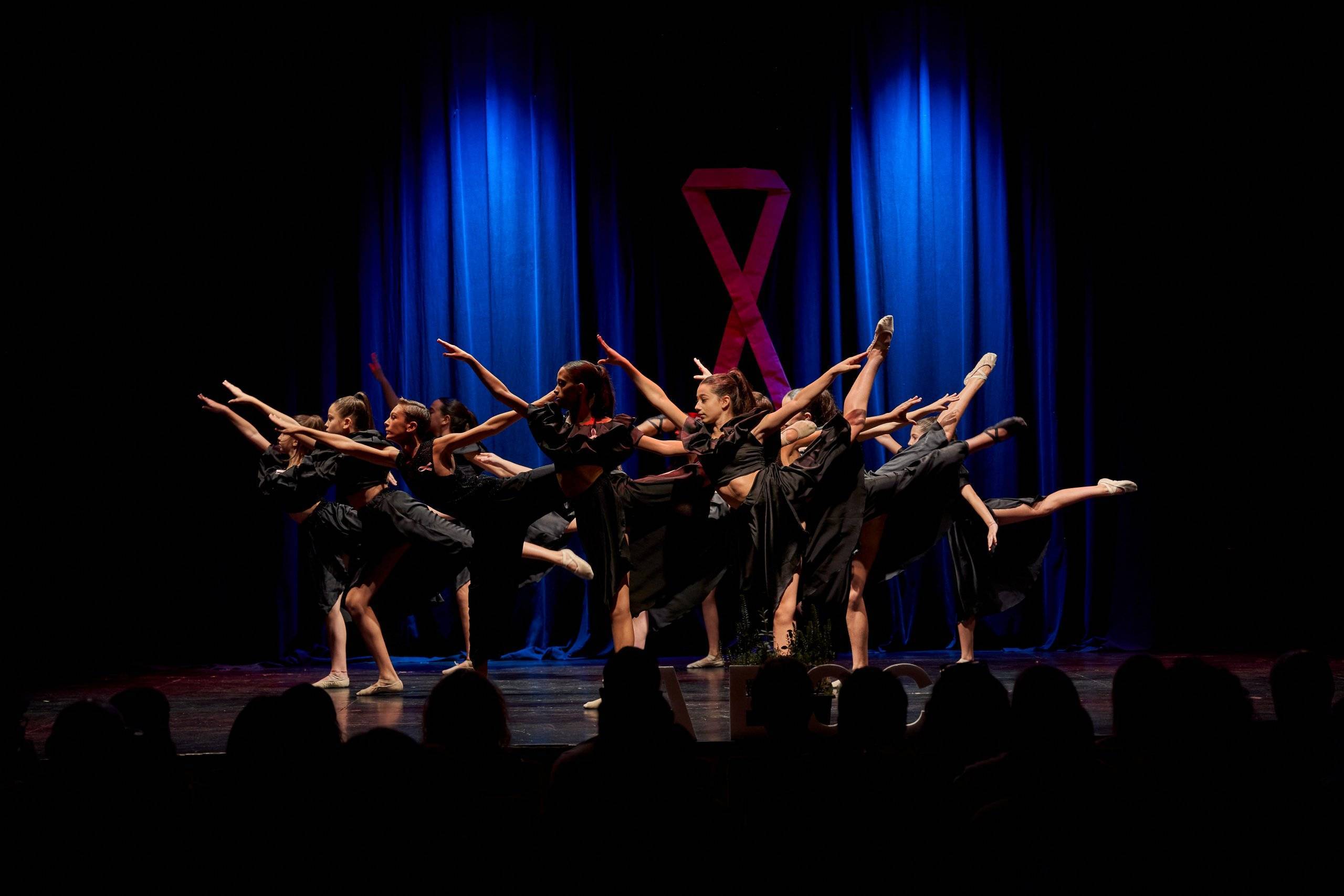 Grupo de baile durante la gala.