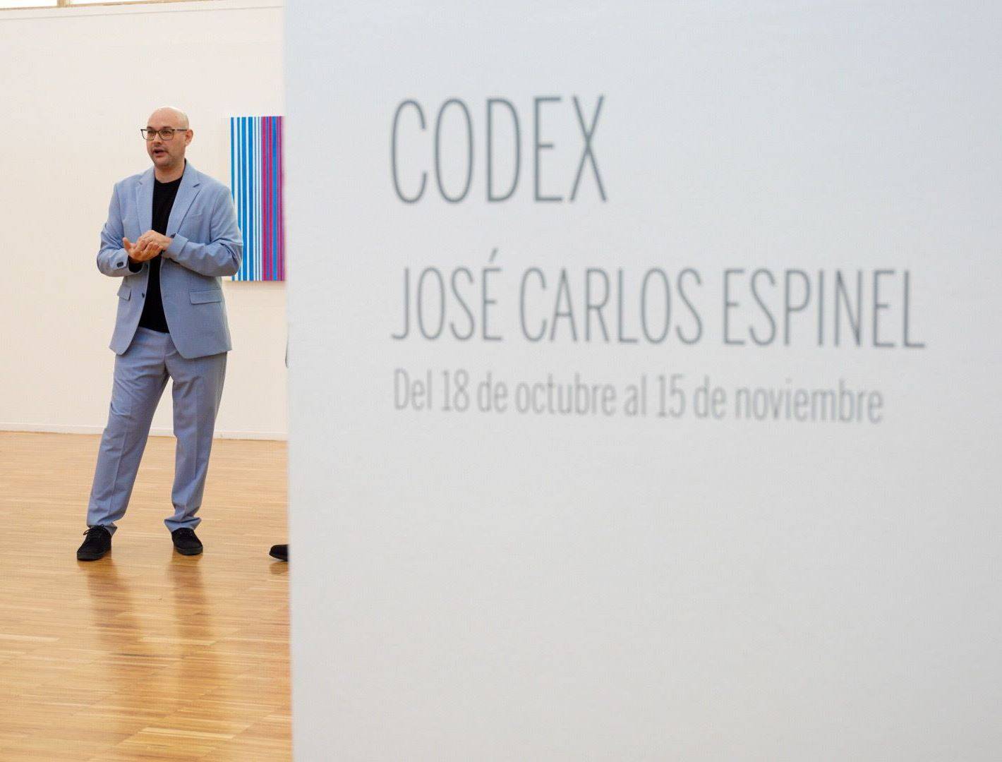 El artista José Carlos Espinel en la inauguración de la exposición.