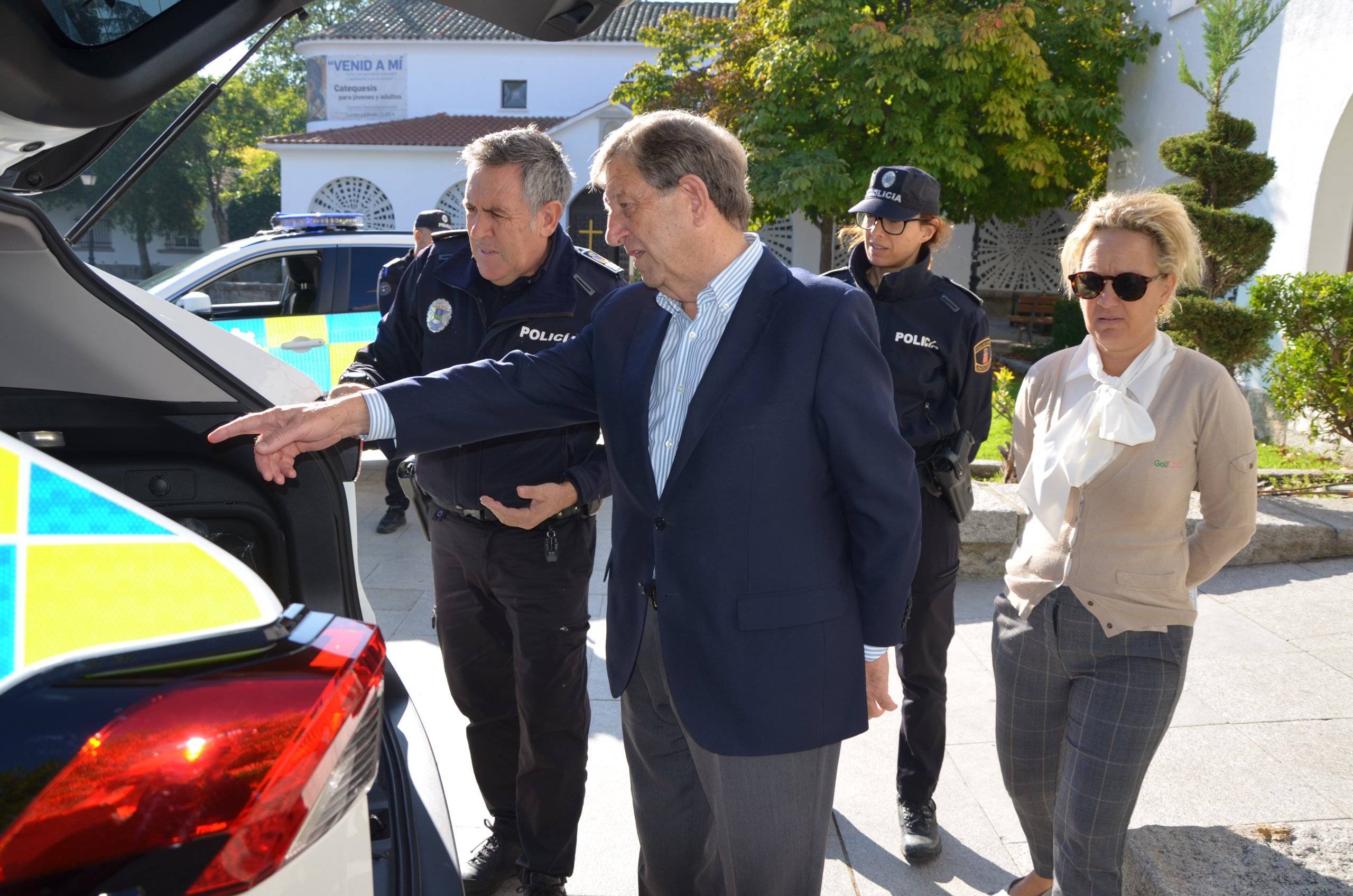 El alcalde, junto a la concejala de seguridad y el jefe de Policía observa uno de los vehículos.