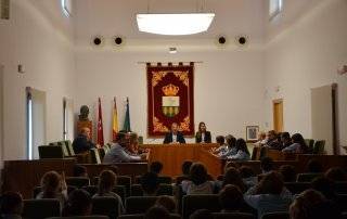 Imagen de los alumnos del colegio Zola Villafranca en el Salón de Plenos.