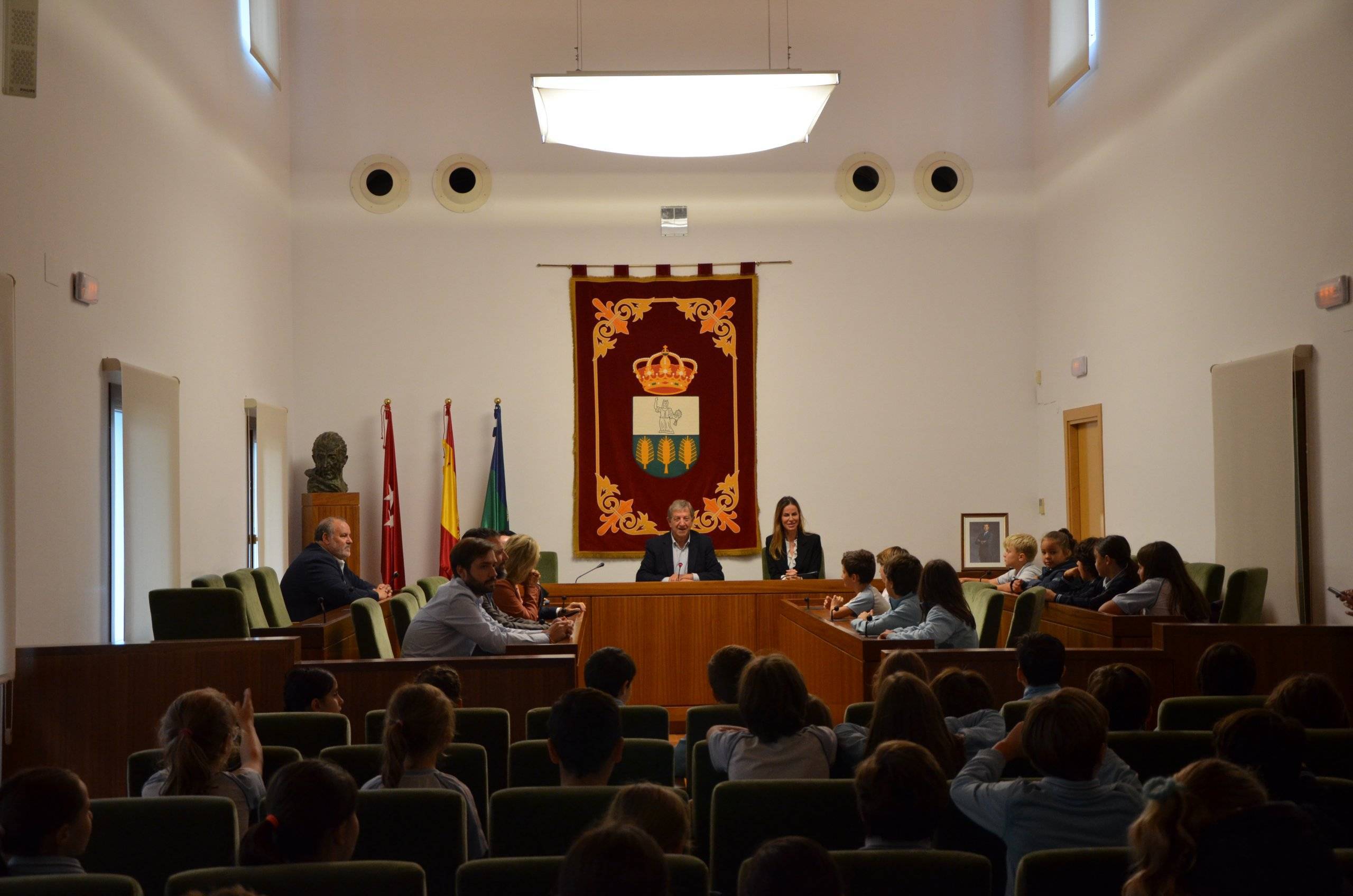 Imagen de los alumnos del colegio Zola Villafranca en el Salón de Plenos.