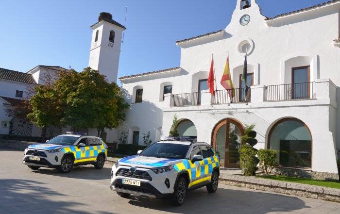 Dos nuevos vehículos de Policía Local ante la fachada del Ayuntamiento.