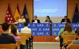 Autoridades en el acto de becas de la UAX.