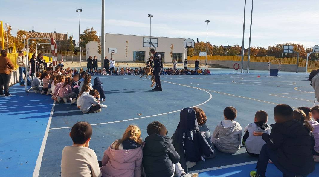 Escolares viendo la exhibición de la Unidad Canina.