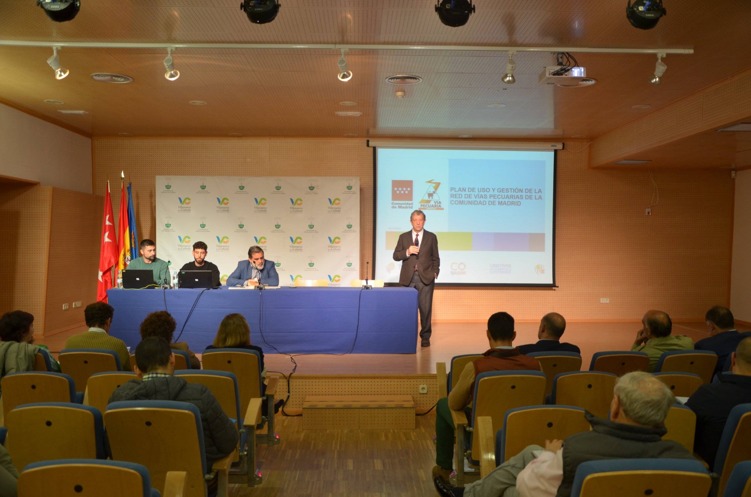 El alcalde, Luis Partida, dirigiendo unas palabras a los asistentes.