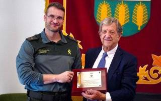 El alcalde, Luis Partida, entregándole la placa al comandante de la 6.ª compañía de Majadahonda, Rubén Valero.