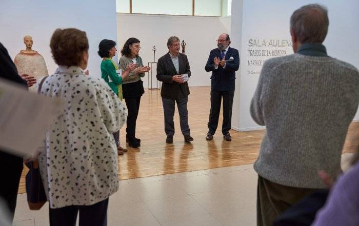 El alcalde, Luis Partida, inaugurando las exposiciones de noviembre.