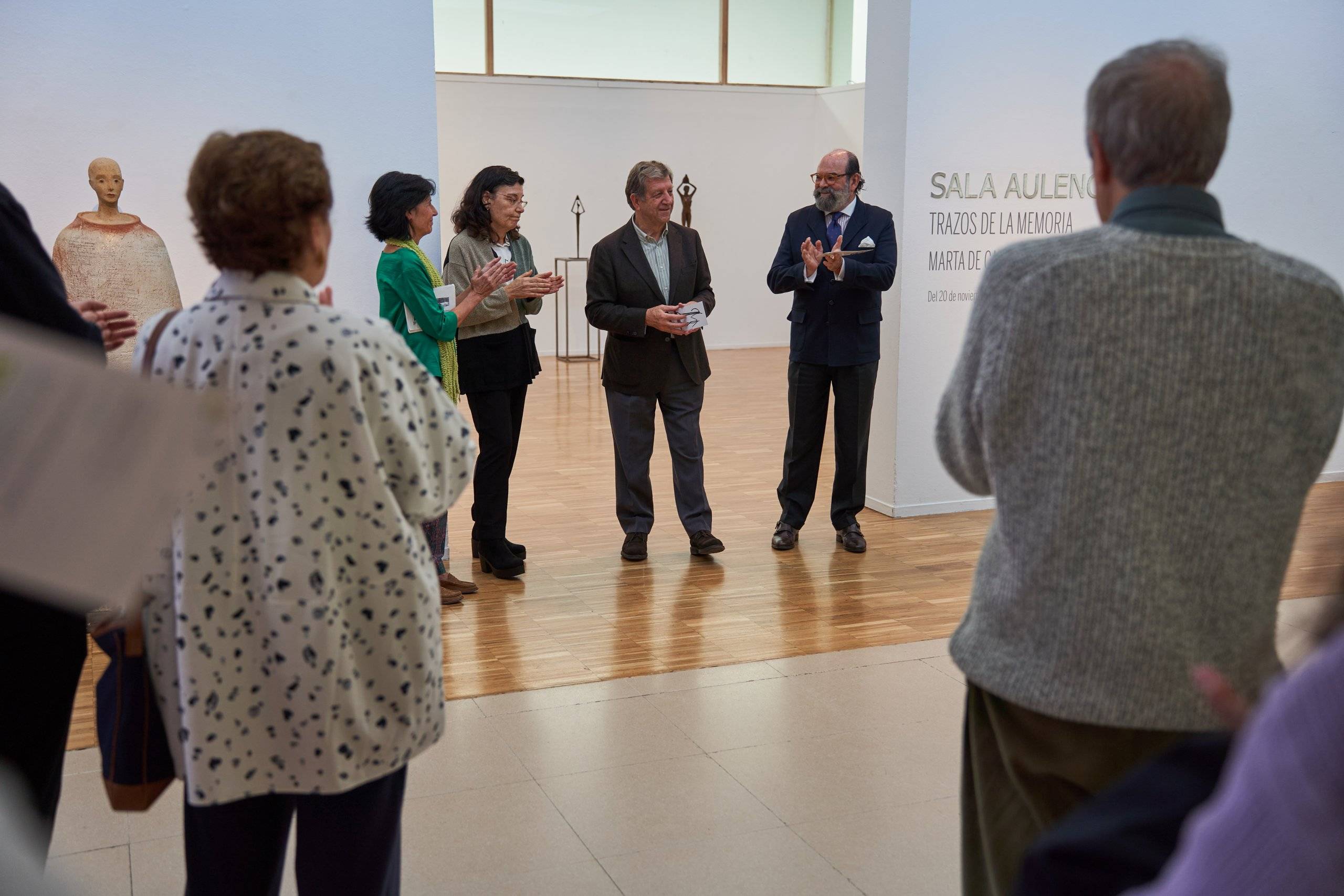 El alcalde, Luis Partida, inaugurando las exposiciones de noviembre.