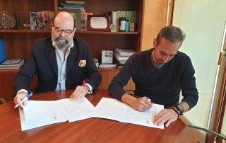 El concejal de Cultura, Fernando Agudo, con el presidente de la Asociación UPS Teatro Musical durante la firma del convenio.