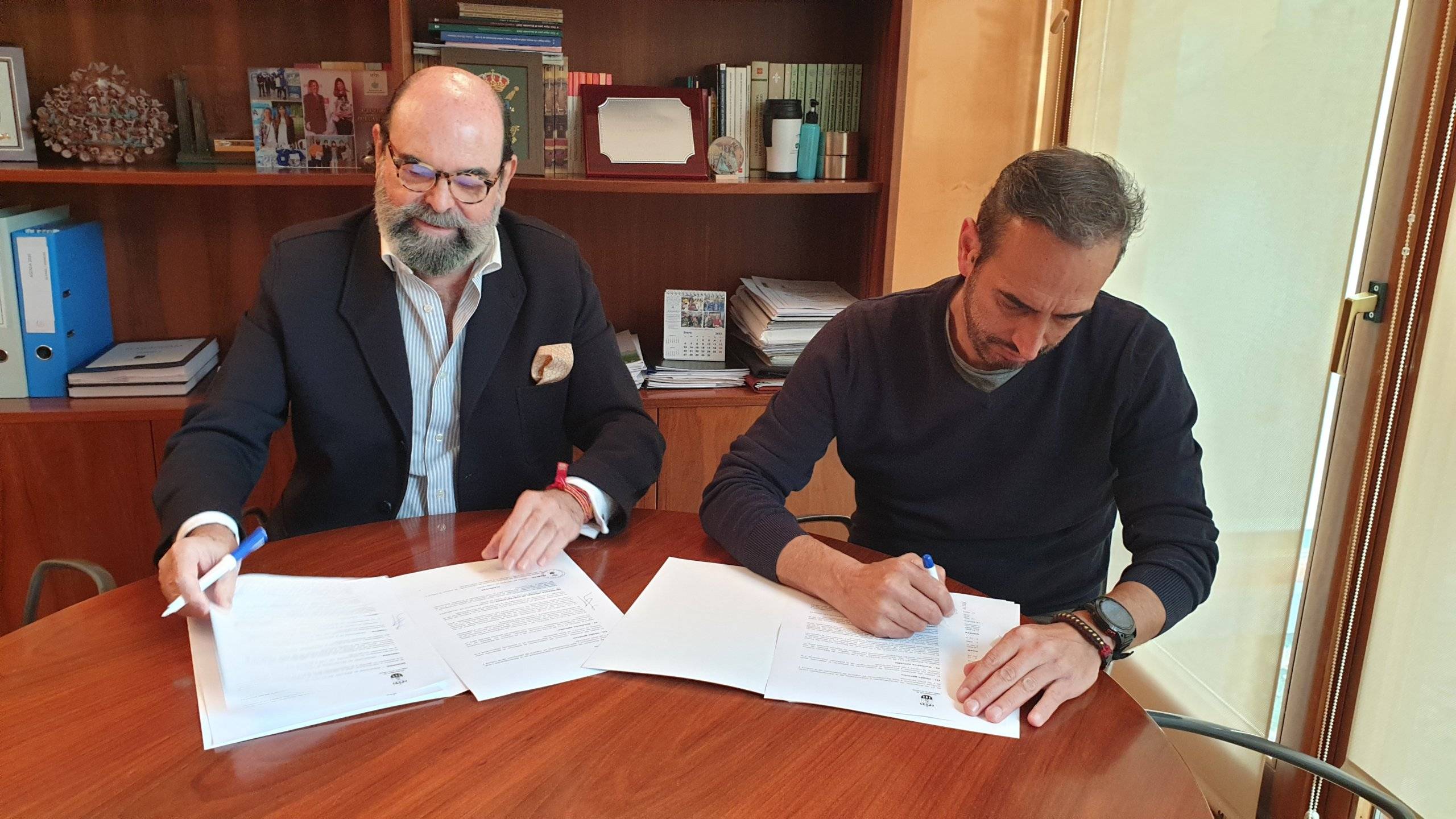 El concejal de Cultura, Fernando Agudo, con el presidente de la Asociación UPS Teatro Musical durante la firma del convenio.