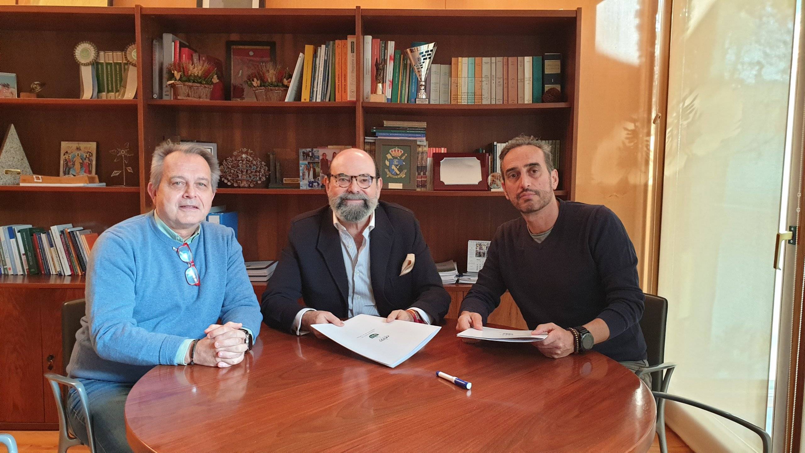 El concejal de Cultura, Fernando Agudo, con representantes de la Asociación UPS Teatro Musical.