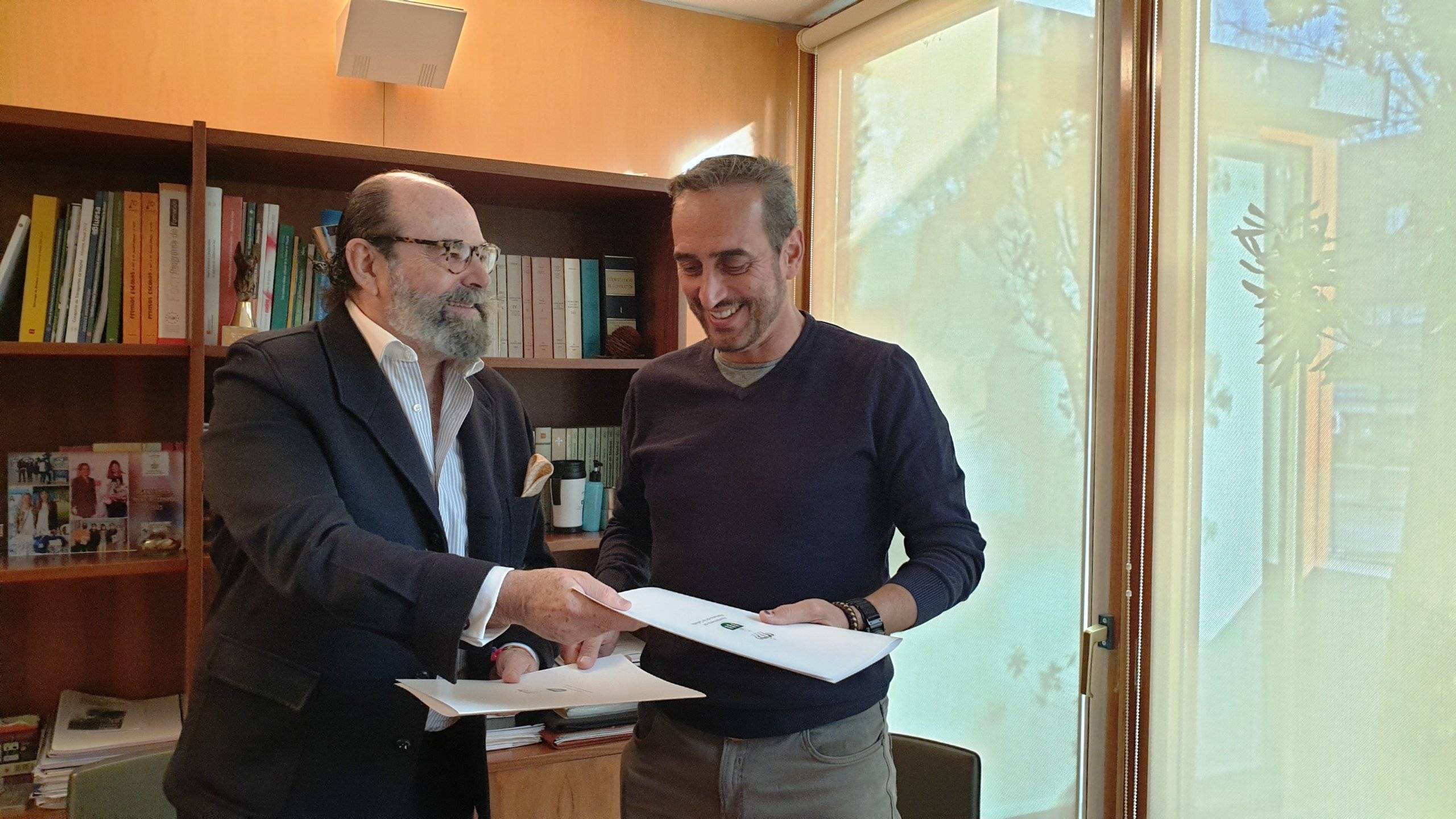 El concejal de Cultura, Fernando Agudo, con el presidente de la Asociación UPS Teatro Musical durante la firma del convenio.