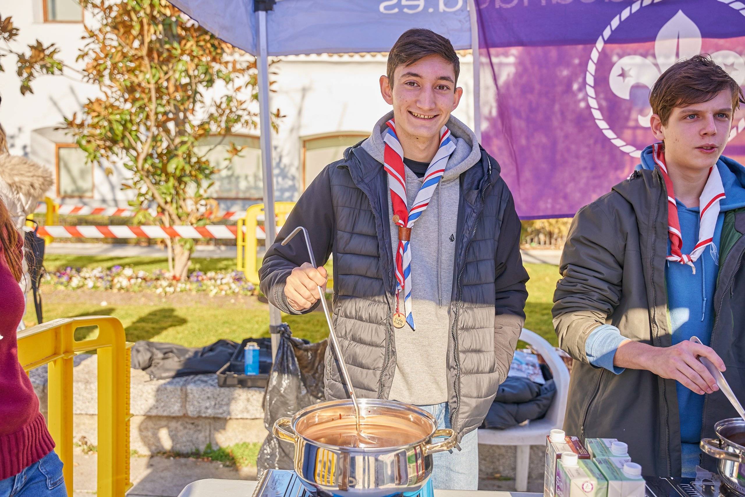 Dos scouts del Grupo Scout Boanerjes 618 preparan una chocolatada.